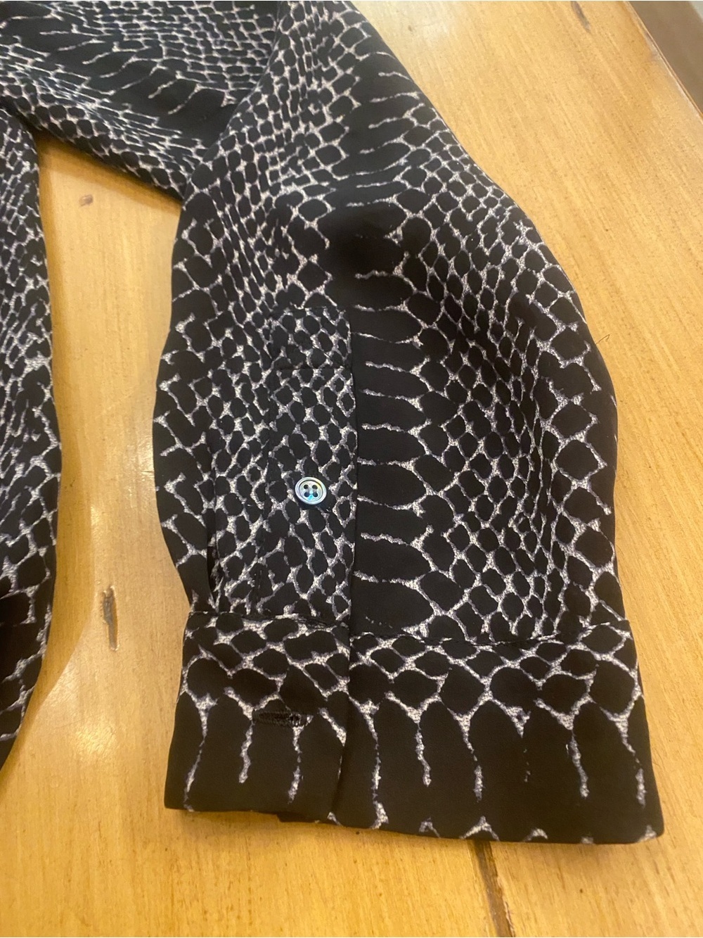 Joie Women’s Silk Black Animal Printed Long Sleeve V-Neck Blouse size large - Picture 10 of 13